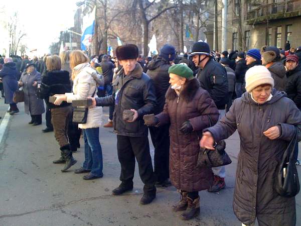 Пока коммунисты и &ldquo;регионалы&rdquo; прятались от народа, пожилые киевлянки помогали протестующим брусчаткой. Ненависть к &ldquo;донецким&rdquo; и милиции на службе уголовников стала обязательной чертой местного патриотизма в Киеве