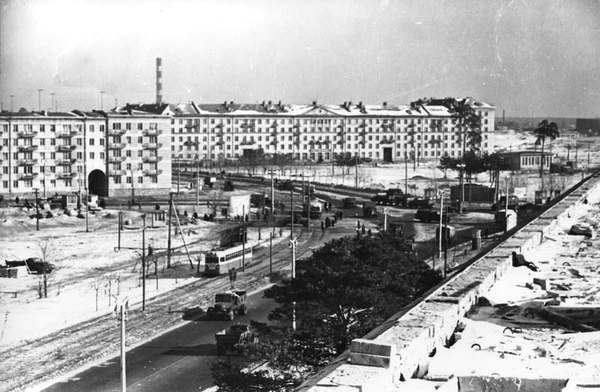 1960 год Это уже левый берег. Ленинградская площадь, а еще совсем недавно &mdash; площадь КП, то есть контрольного пункта, который существовал на въезде в город. Трамваи идут в сторону улицы Диагональной (проспект Юрия Гагарина) и поворачивают возле того места, где вскоре построят Ленинградский универмаг (уже, увы, не существующий).