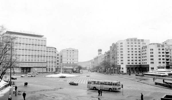 Начало 1990-х годов Площадь Ленинского комсомола (Европейская). Вполне узнаваемый пейзаж, только нет уже дома № 5 по Крещатику, совершенно бездарно уничтоженного (вместо него зияет огромная дыра в застройке), да проезжая часть площади непривычно пустынная&hellip;
