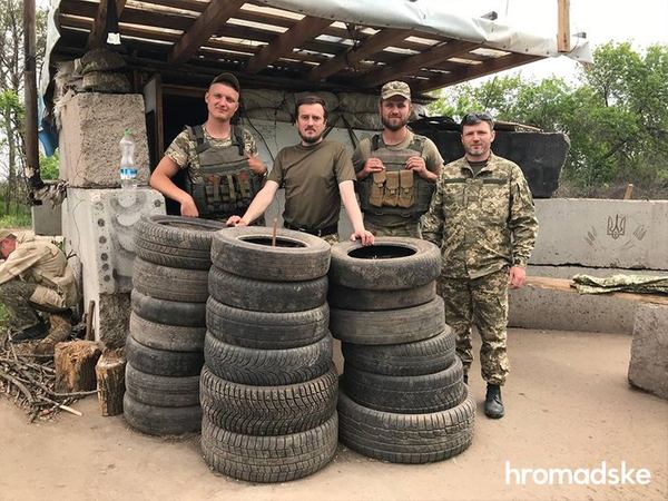 Капелан Сергій Цьома разом з бійцями ЗСУ  Фото: Фейсбук Сергія Цьоми