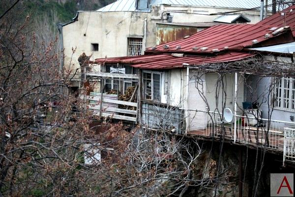 Домик в центральной части города, неподалеку от Куры, «завис» над небольшим ущельем. В каких-то ста метрах - резиденция Президента Грузии.