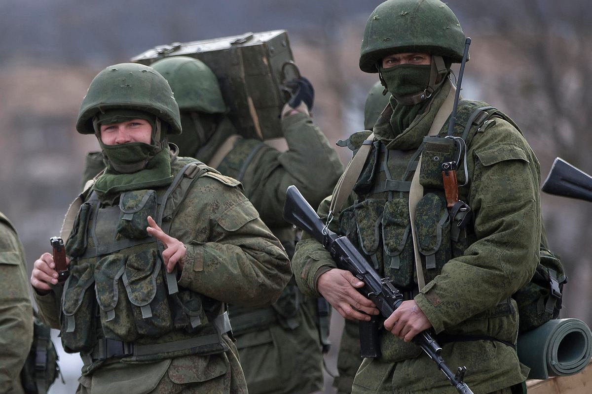 19 березня 2014 року, Перевальне, Крим. Так звані маленькі зелені чоловічки &ndash; &laquo;оператори&raquo; підрозділу &laquo;Сенеж&raquo; (Фото: Вадим Гірда / AP Photo)